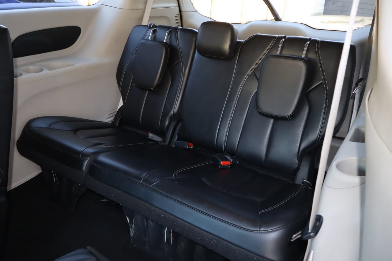 Used 2023 Chrysler Pacifica Touring-L FWD image 6