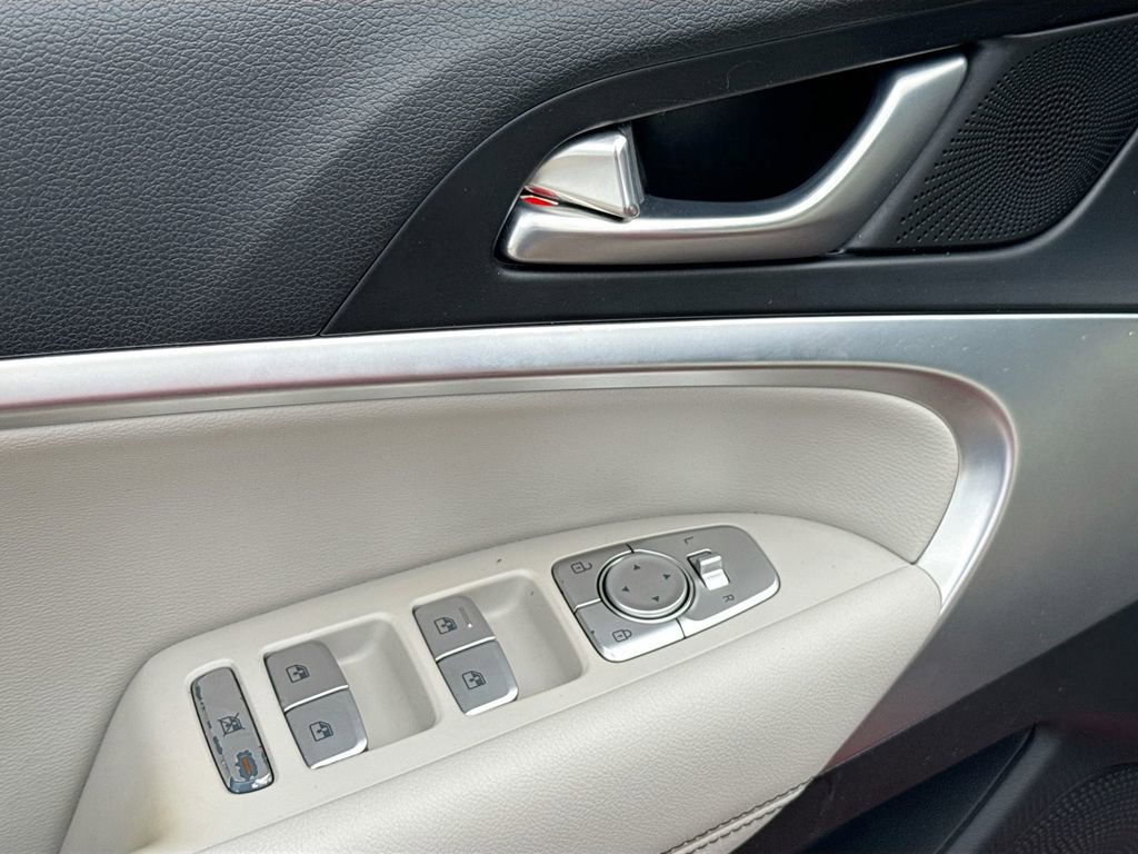 Used 2020 Genesis G70 2.0T image 22