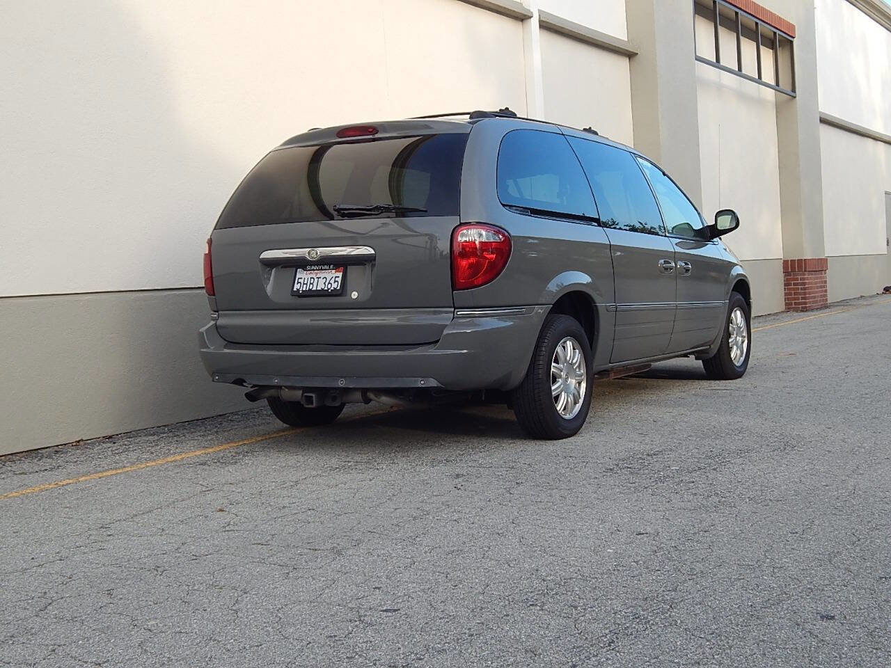 Used 2005 Chrysler Town & Country Touring w/ Luxury Group FWD image 5