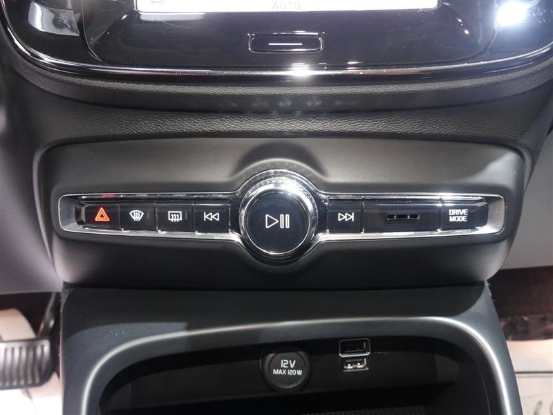 Used 2021 Volvo XC40 T5 Momentum w/ Climate Package image 38