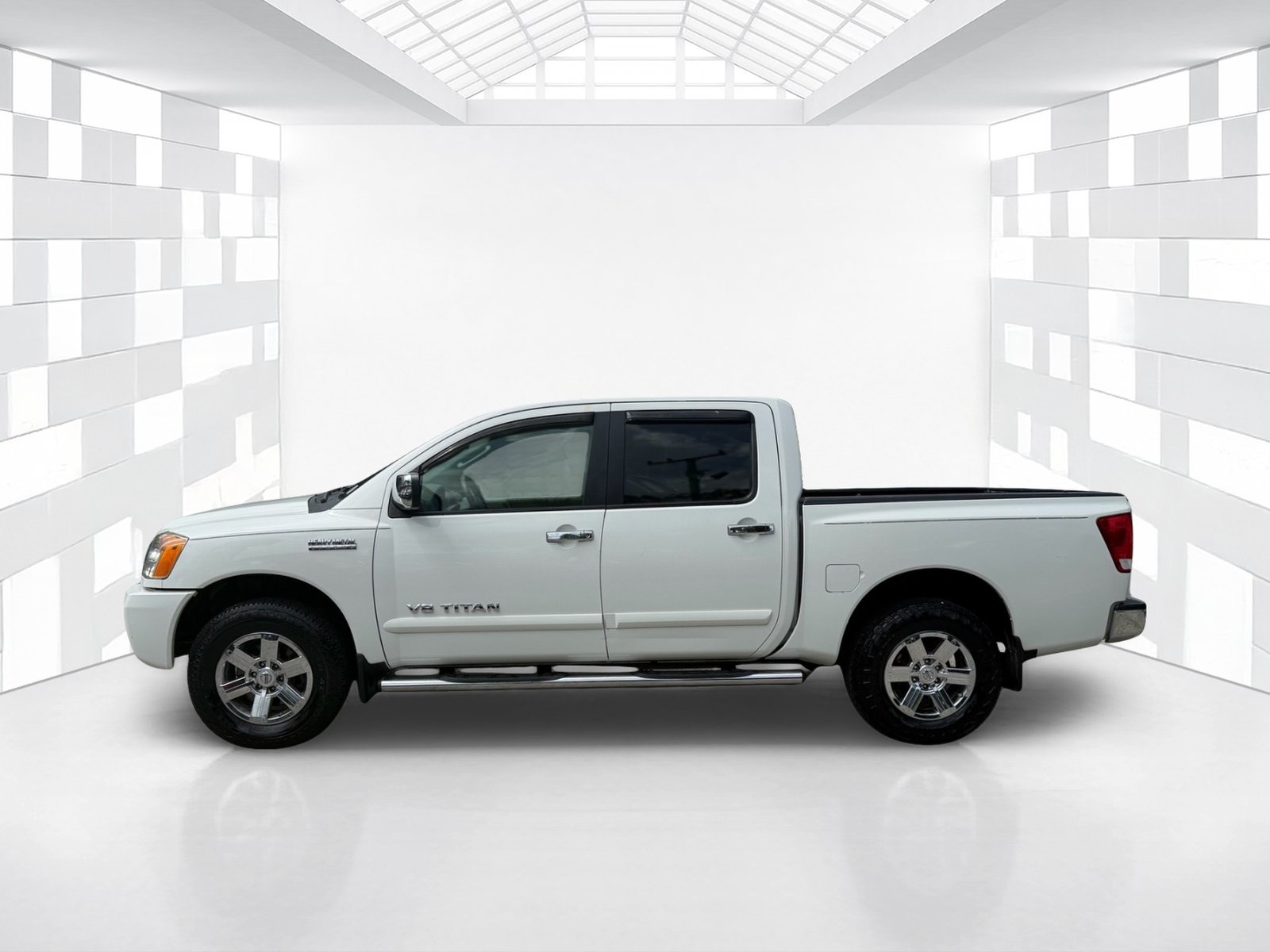 Used 2011 Nissan Titan SV w/ SV Value Truck Pkg AWD/4WD image 4