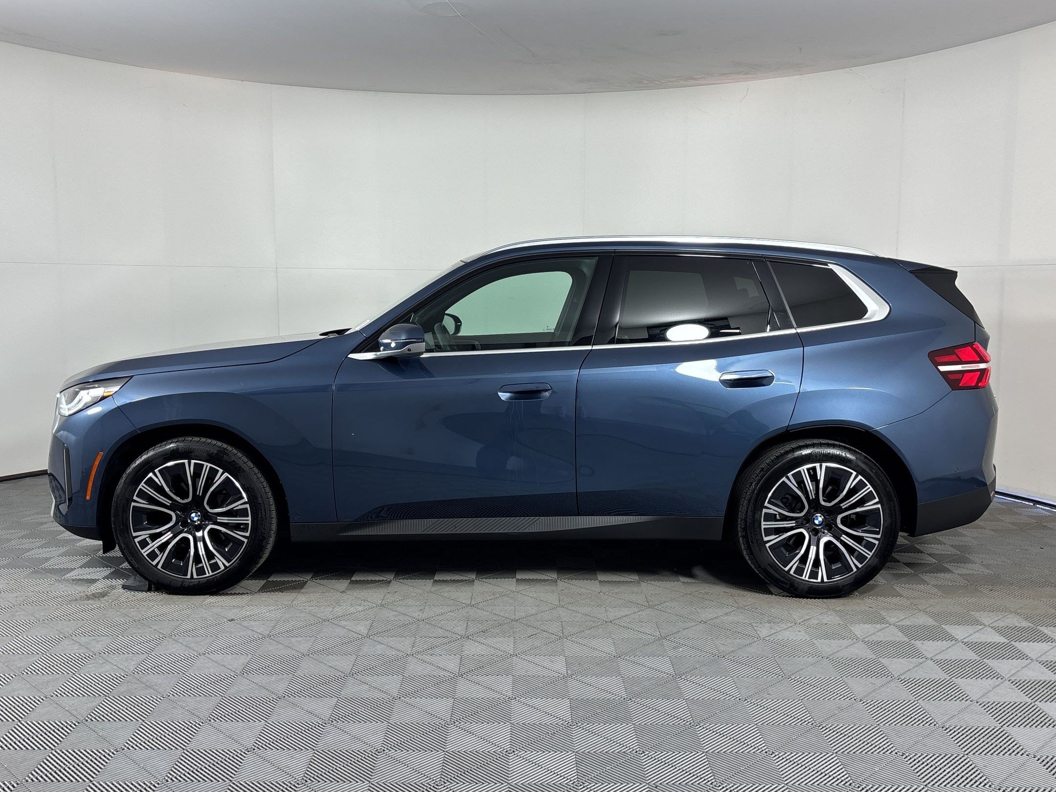 Used 2025 BMW X3 xDrive30i AWD/4WD image 2