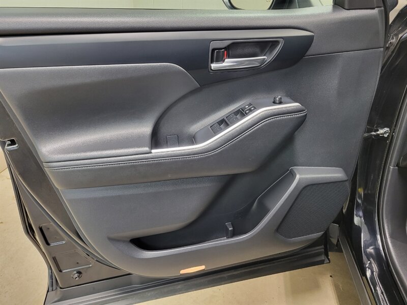 Used 2024 Toyota Highlander XLE AWD/4WD image 25