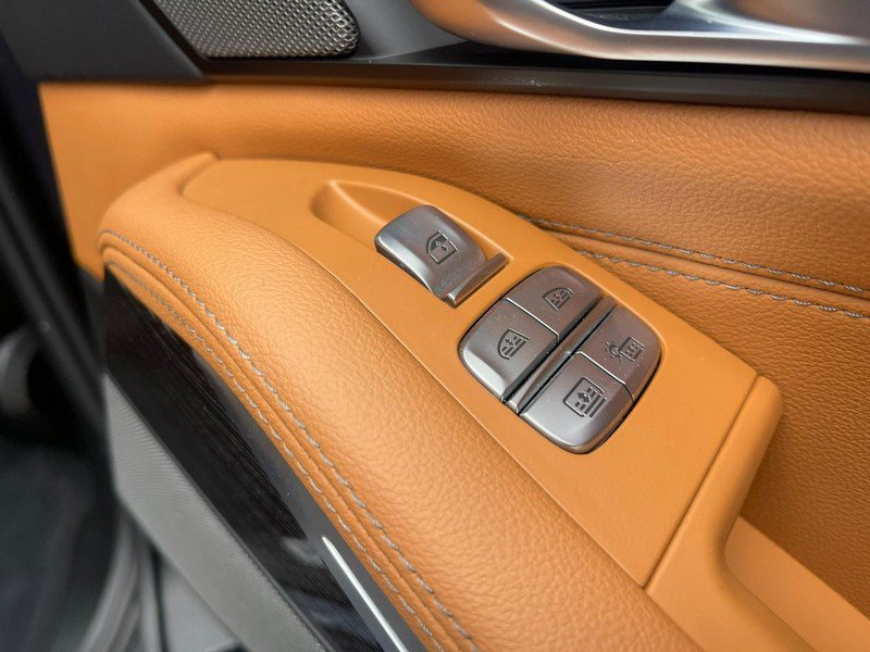 Used 2022 BMW X7 M50i w/ Luxury Seating Package image 23