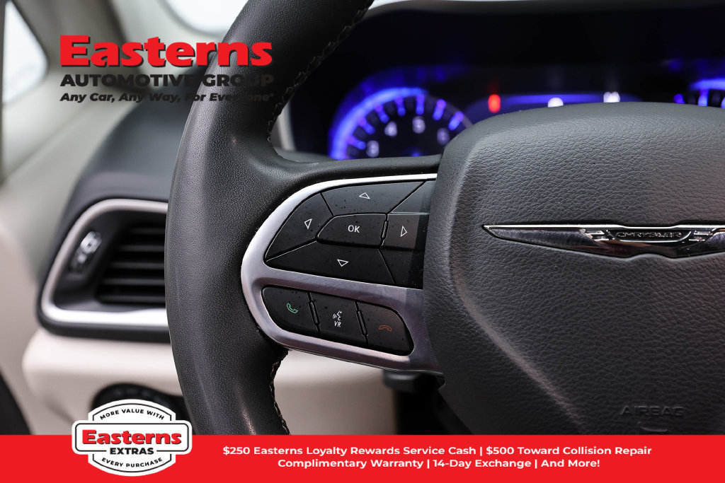 Used 2023 Chrysler Pacifica Touring-L FWD image 16