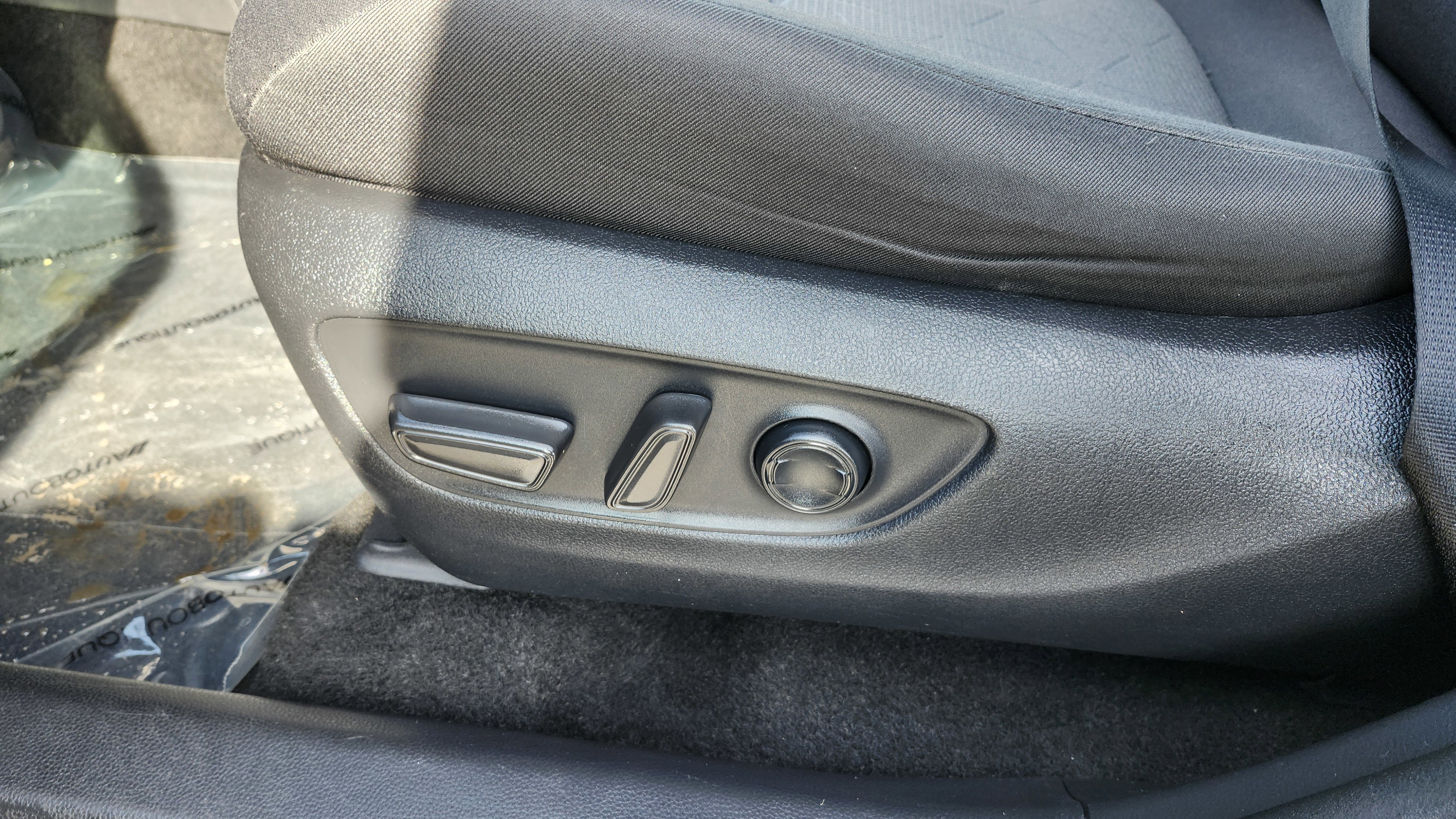 Used 2021 Toyota RAV4 XLE w/ Carpet Mat Package (TMS) image 23