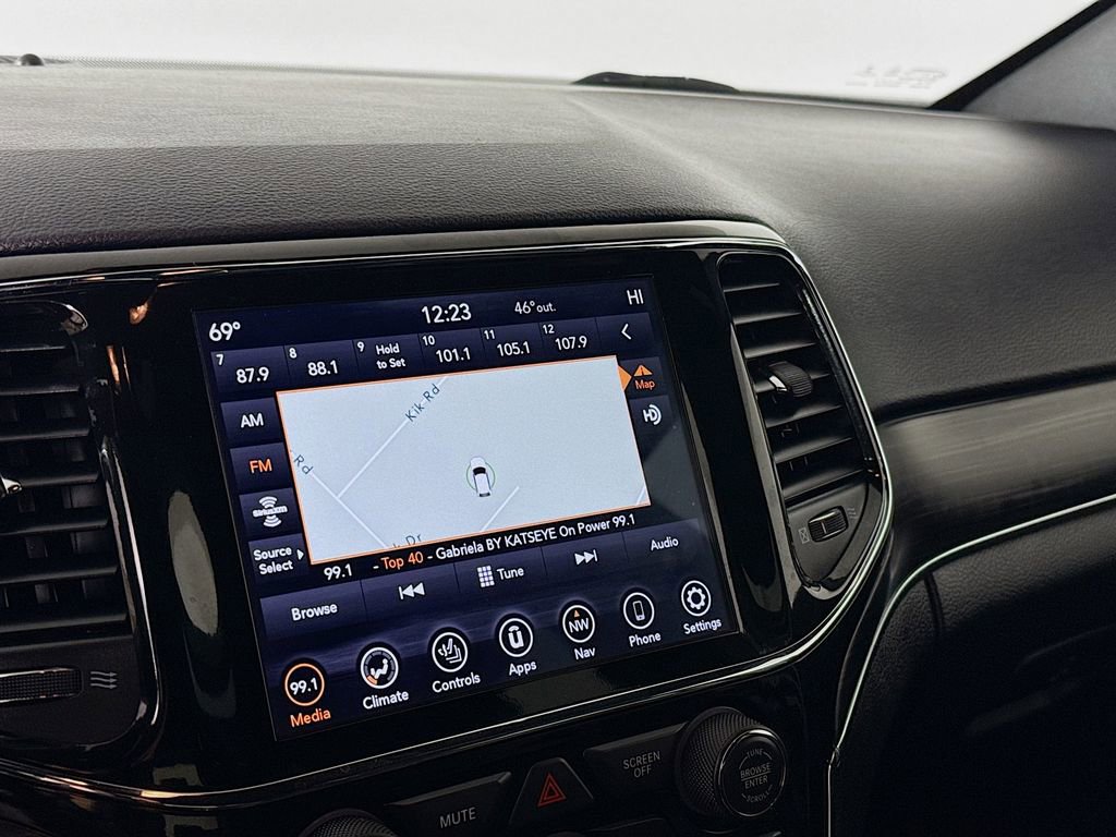 Used 2020 Jeep Grand Cherokee Limited w/ Luxury Group II image 18