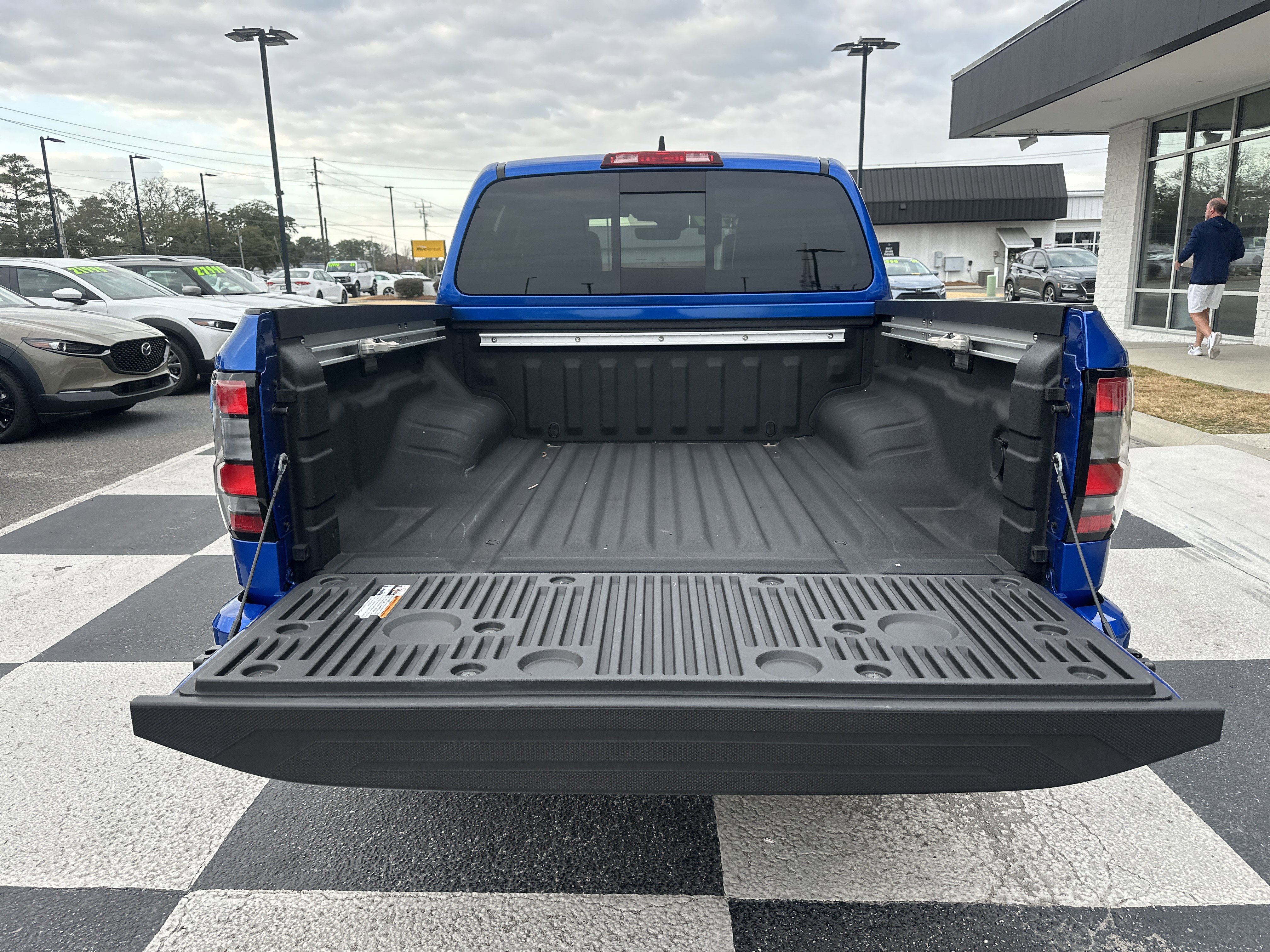 Used 2025 Nissan Frontier SL image 5