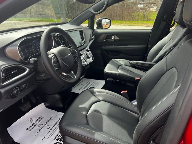 Used 2025 Chrysler Voyager LX image 11