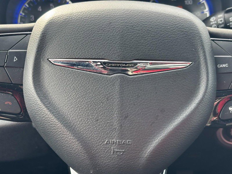 Used 2025 Chrysler Pacifica Limited image 19