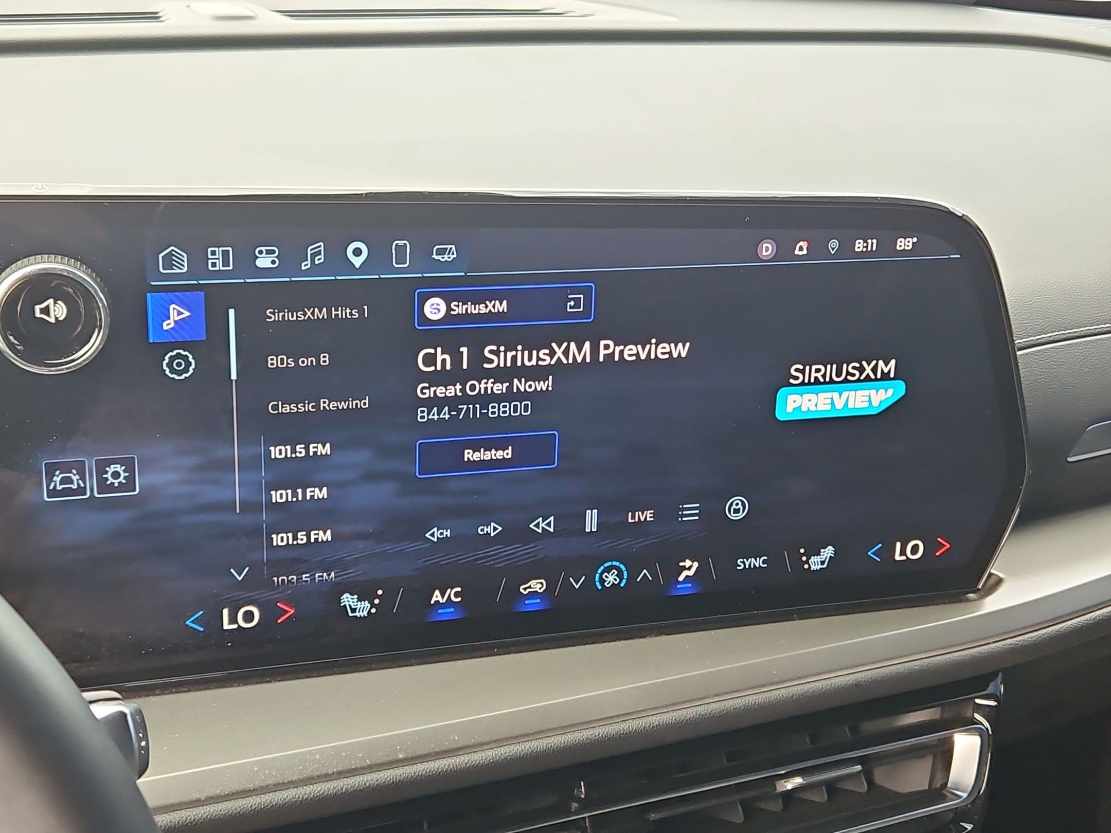 Used 2025 Chevrolet Traverse LT FWD image 18
