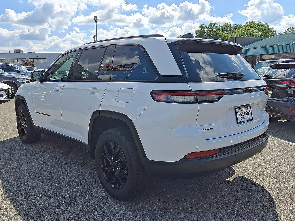 Used 2024 Jeep Grand Cherokee Altitude AWD/4WD image 28