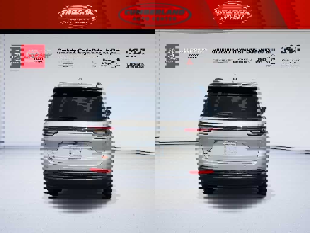 Used 2023 Jeep Grand Cherokee Altitude image 7