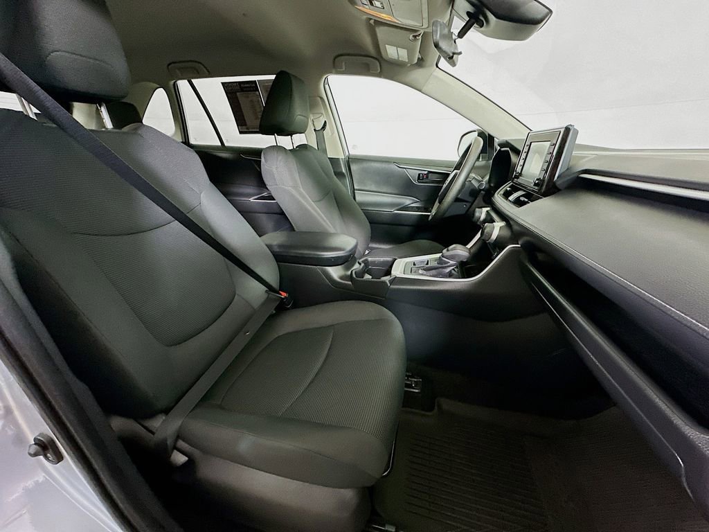 Used 2021 Toyota RAV4 LE image 12