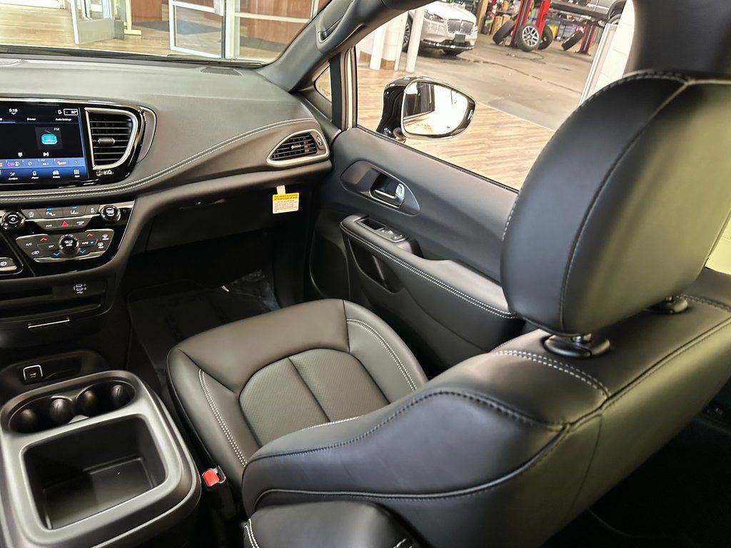 New 2026 Chrysler Pacifica Select w/ S Appearance Package image 13