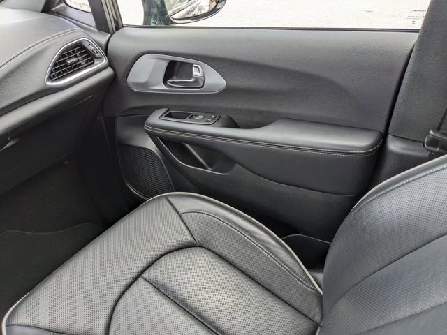 Used 2025 Chrysler Pacifica Limited image 18