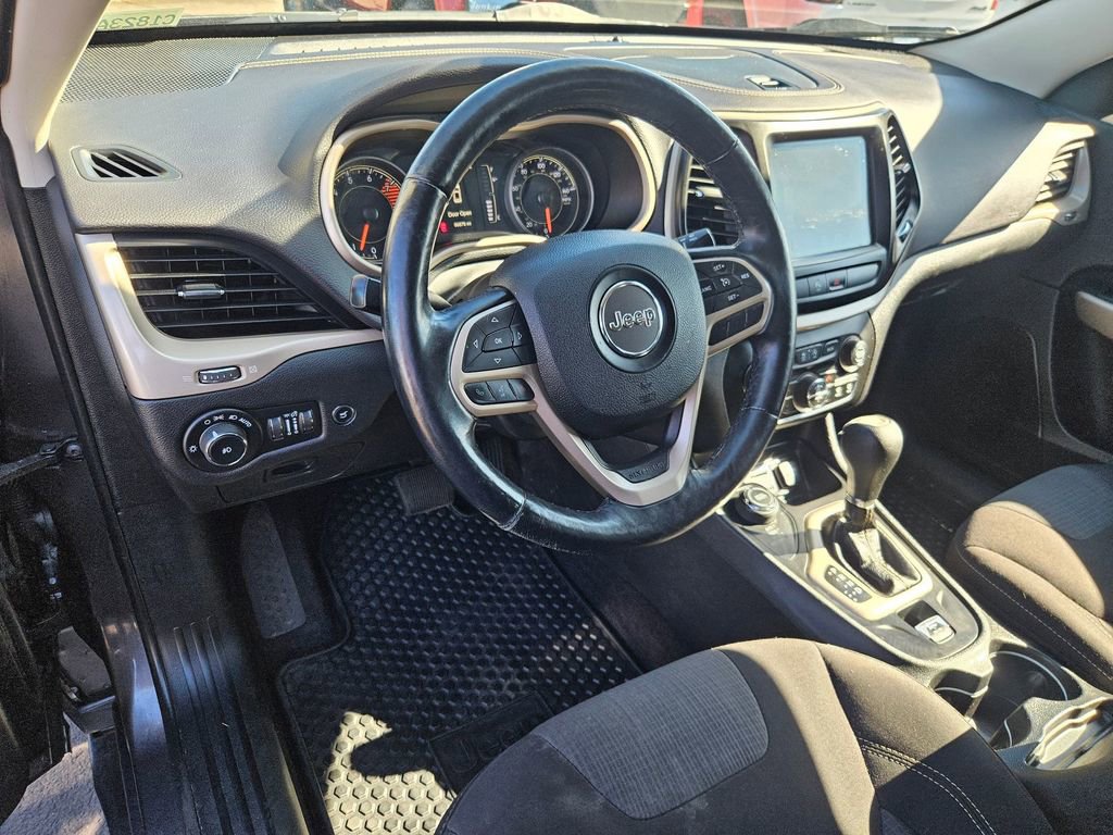 Used 2017 Jeep Cherokee Latitude w/ Comfort/Convenience Group image 19