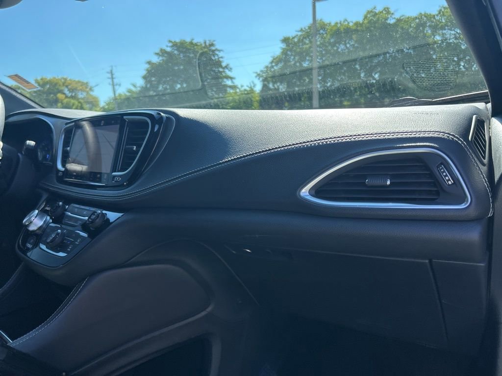 Used 2024 Chrysler Pacifica Limited w/ S Appearance Package image 23