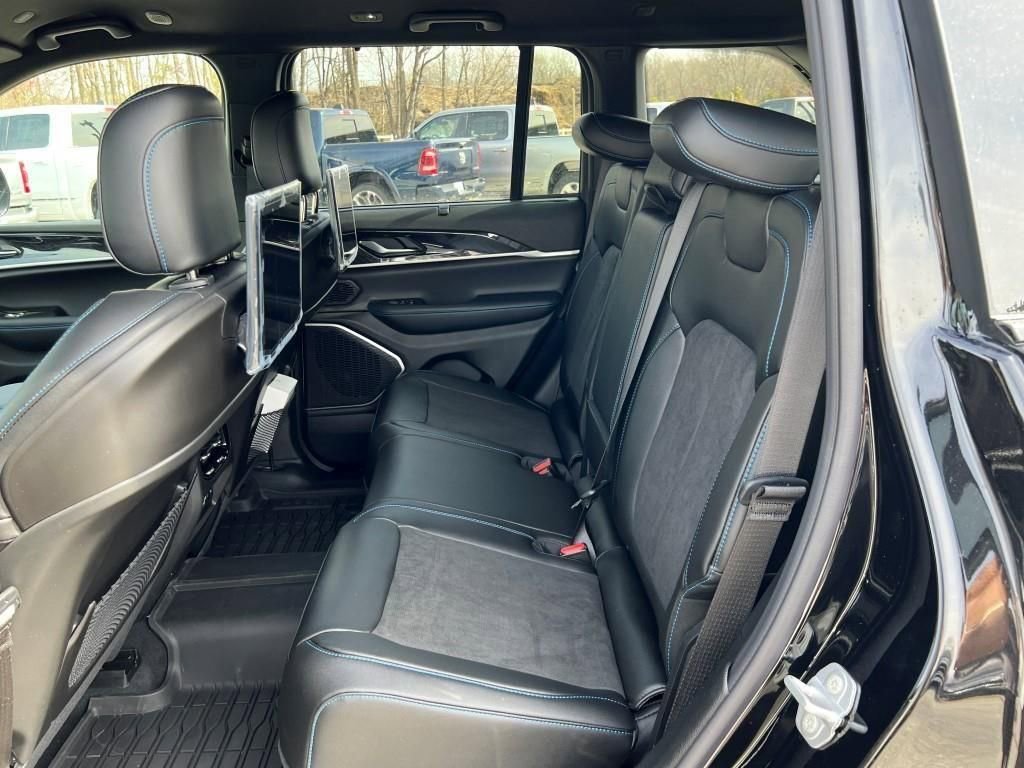 New 2023 Jeep Grand Cherokee Trailhawk w/ Advanced Protech Group II image 11