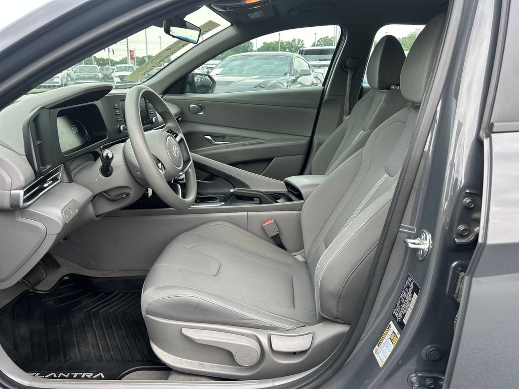 Used 2024 Hyundai Elantra SE FWD image 13