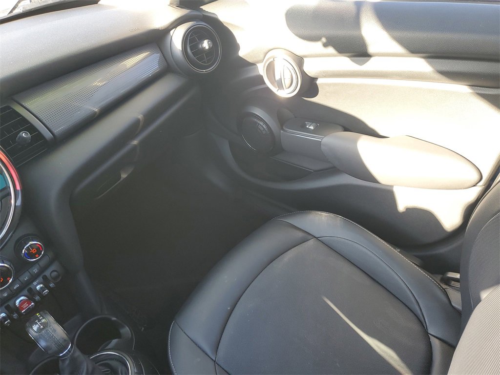 Used 2017 MINI Cooper 4-Door Hardtop image 11
