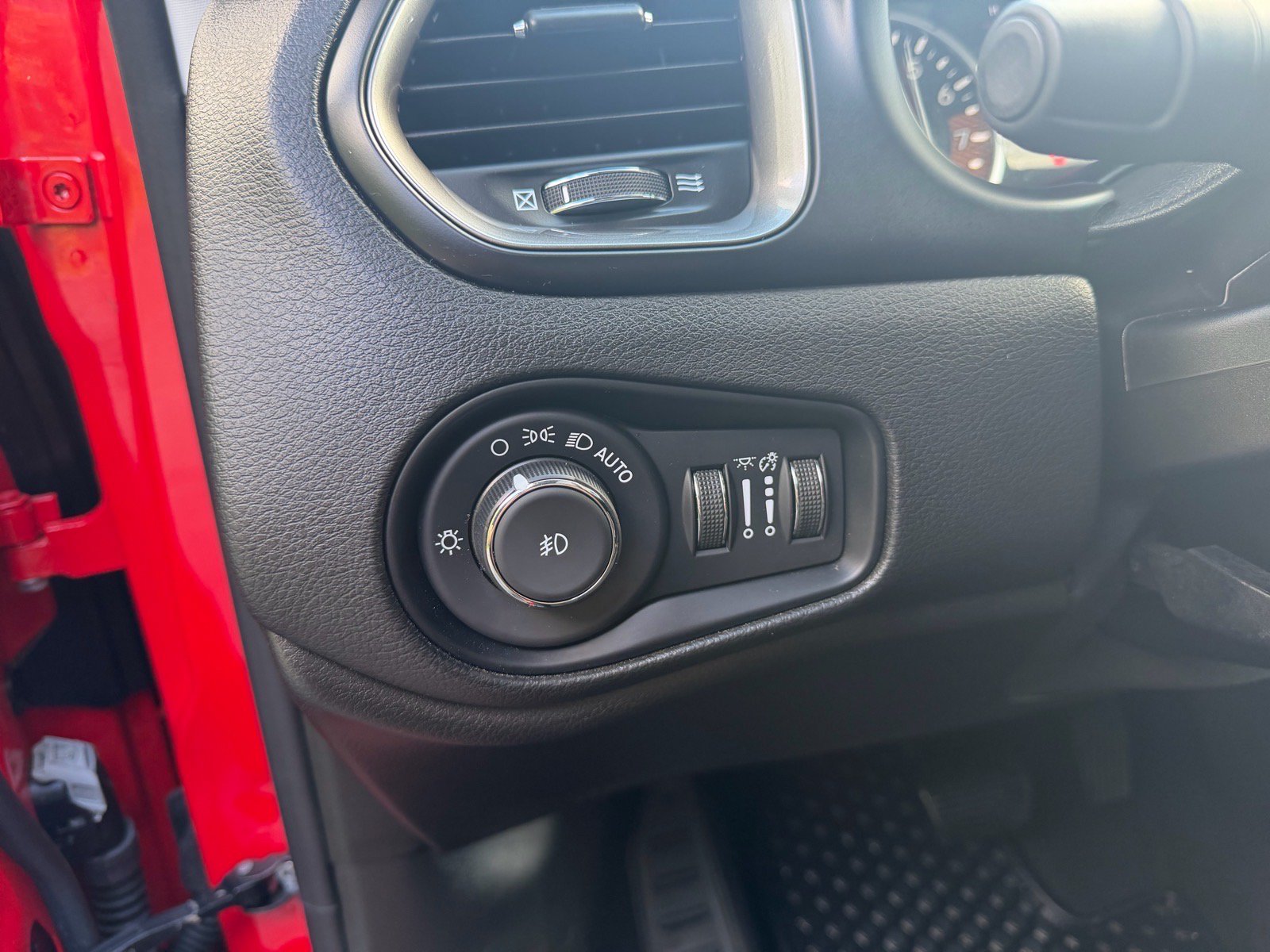 Used 2023 Jeep Renegade Latitude w/ Sun/Sound Group AWD/4WD image 24