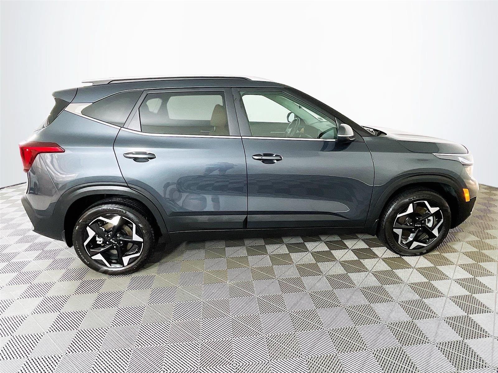 Certified 2025 Kia Seltos EX w/ EX Sunroof Package AWD/4WD image 11