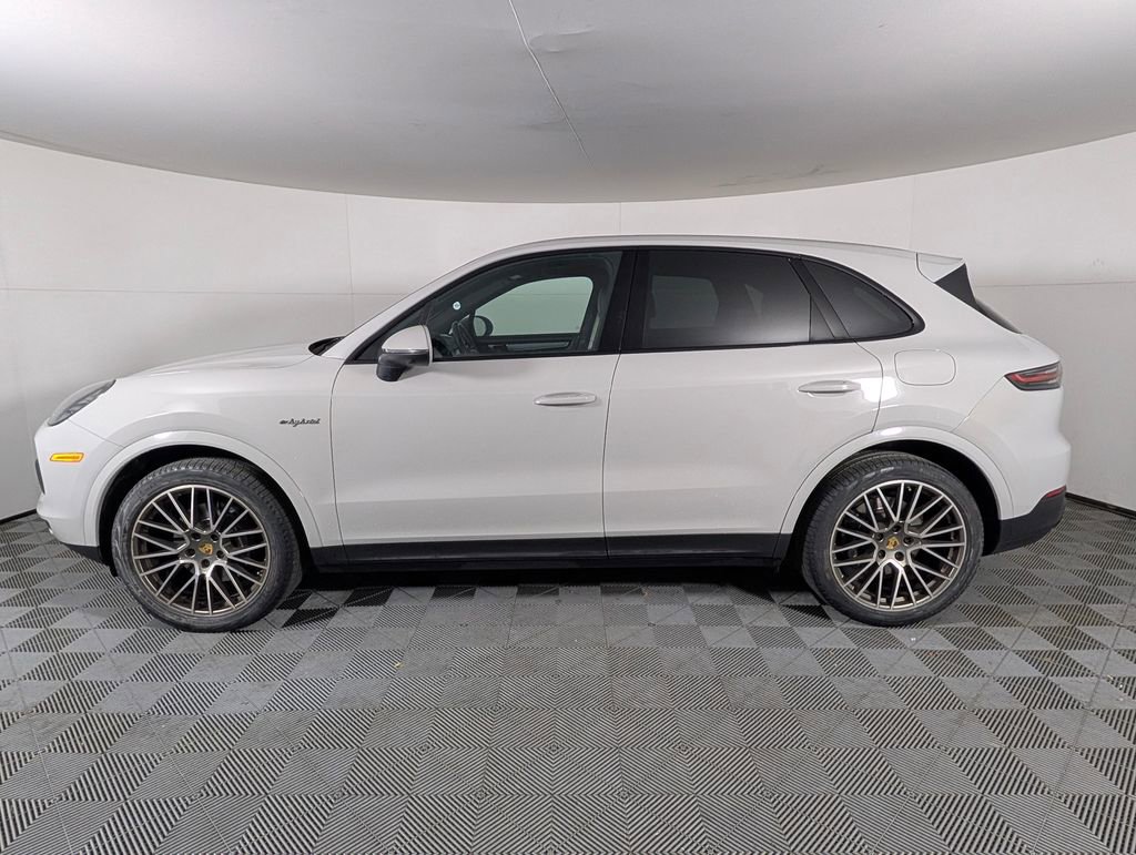 Certified 2023 Porsche Cayenne Platinum Edition image 2