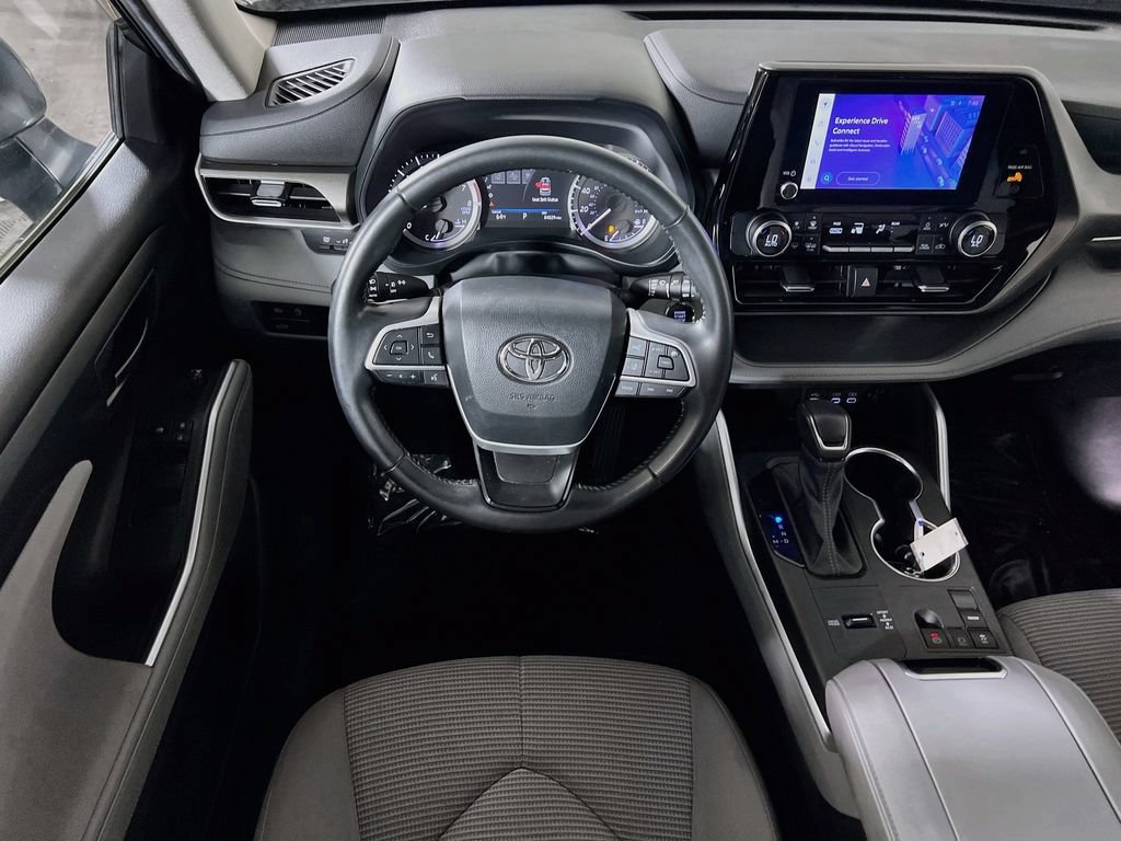 Used 2023 Toyota Highlander LE FWD image 19