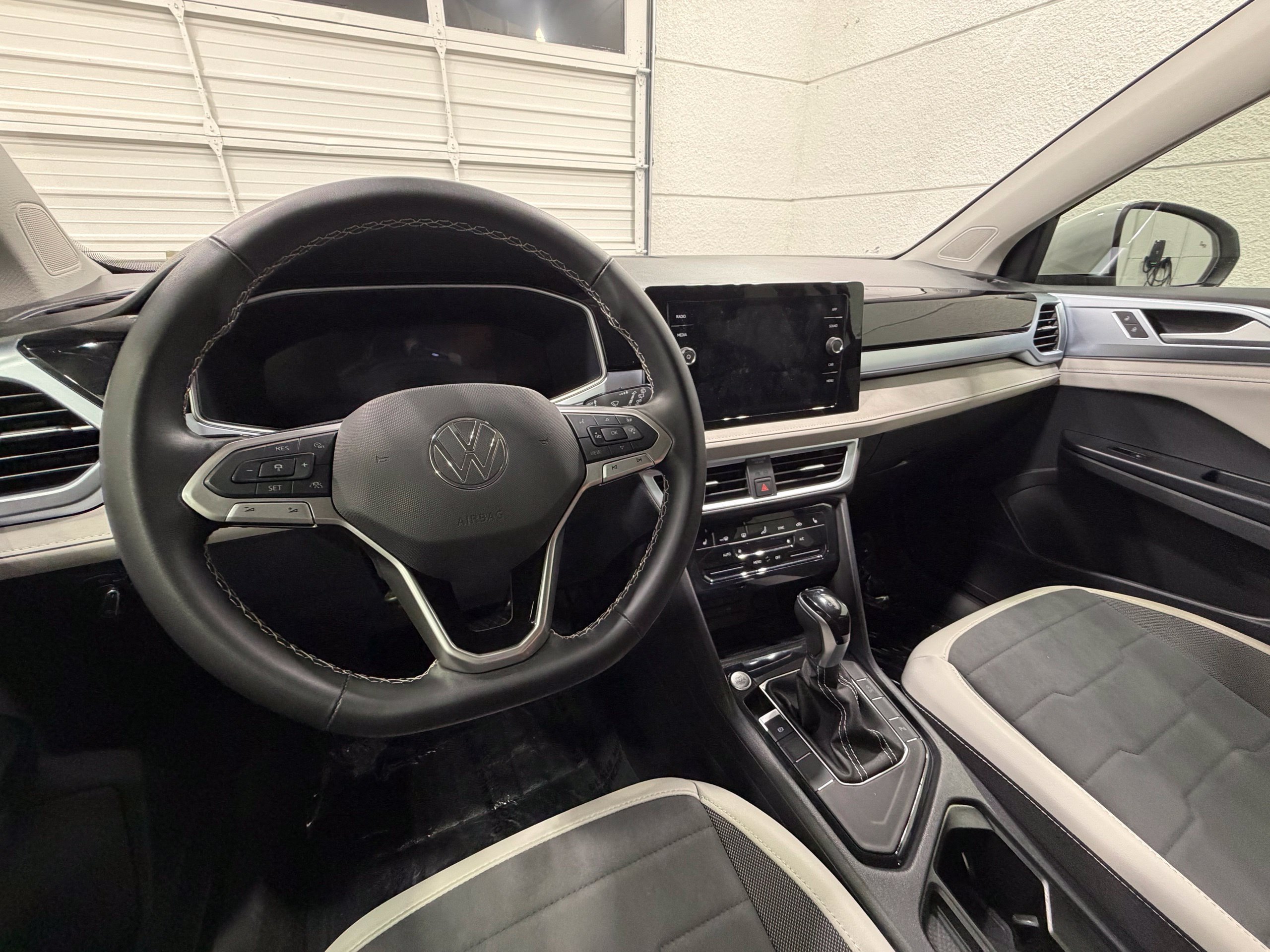 Certified 2025 Volkswagen Taos SE FWD image 37