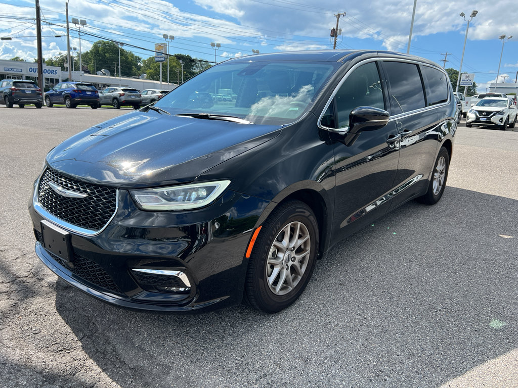 Used 2025 Chrysler Pacifica Select