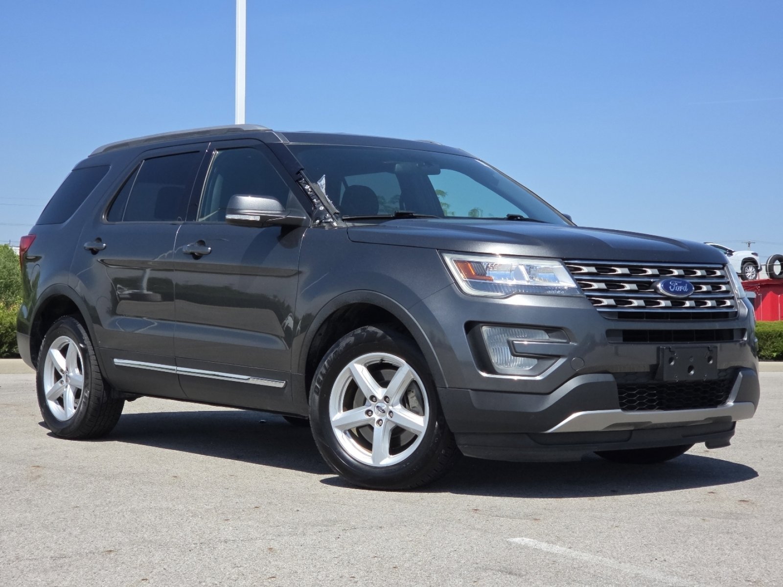 Used 2017 Ford Explorer XLT AWD/4WD image 2