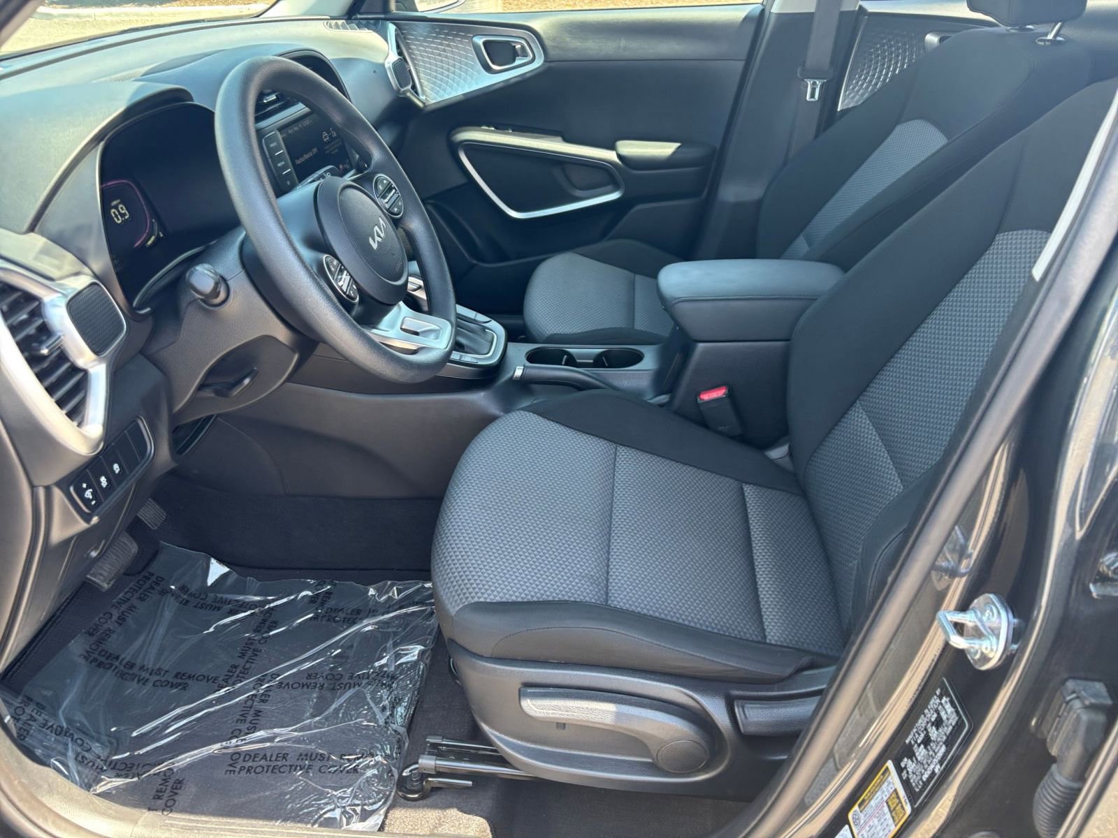 Used 2025 Kia Soul LX w/ LX Technology Package FWD image 25