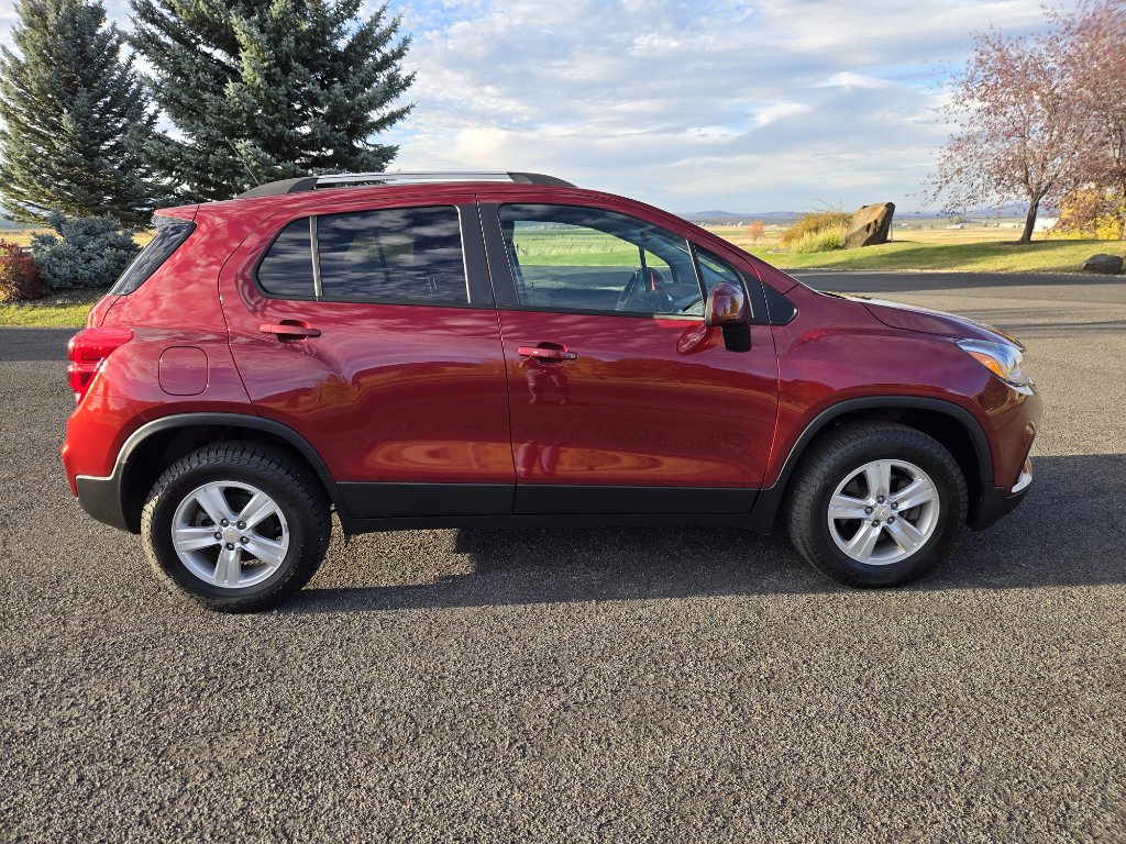 Used 2022 Chevrolet Trax LT w/ LT Convenience Package image 4