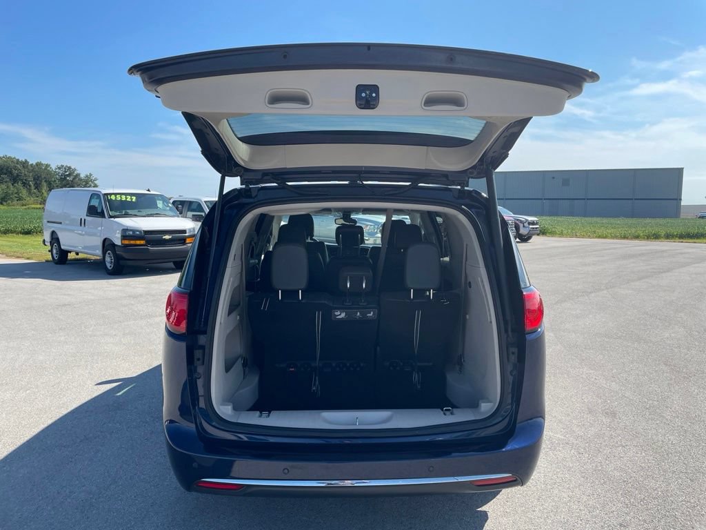 Used 2017 Chrysler Pacifica Touring-L FWD image 7