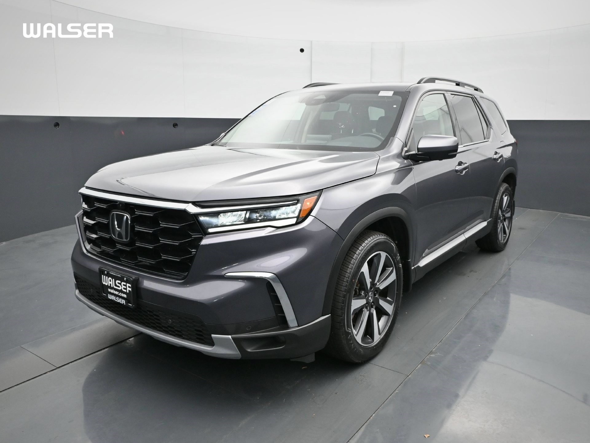 Used 2025 Honda Pilot Touring image 1