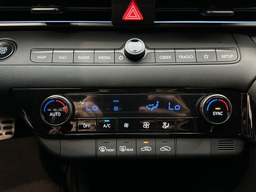 Certified 2025 Hyundai Elantra SEL image 25