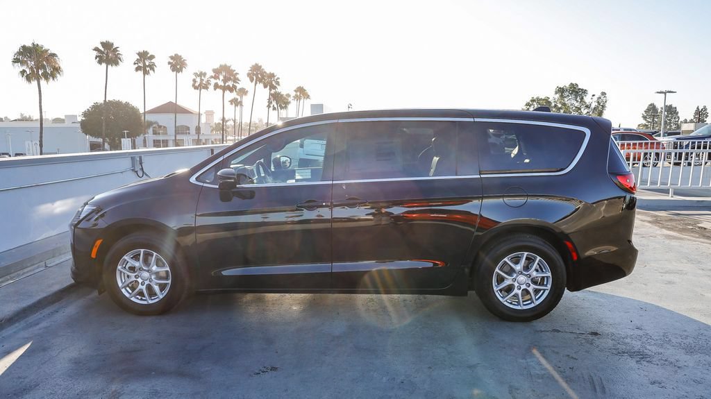 New 2027 Chrysler Pacifica Select FWD image 14