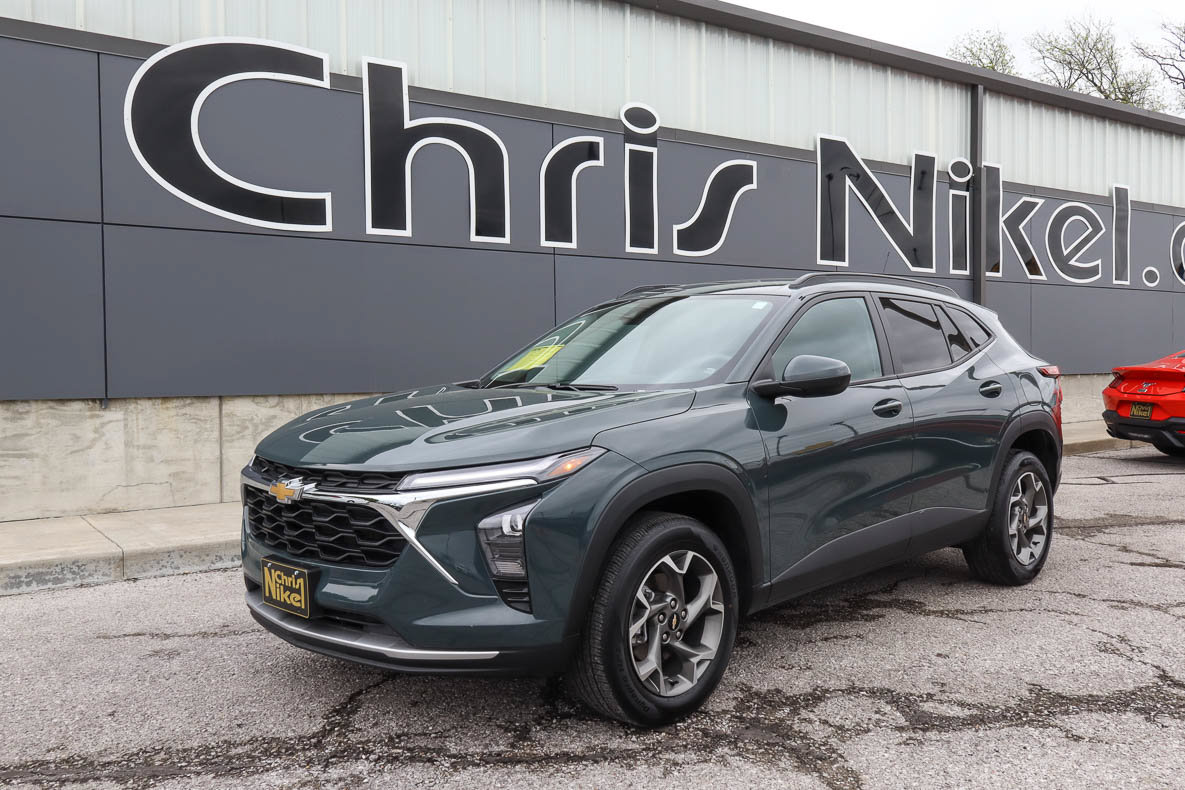 Used 2025 Chevrolet Trax LT FWD image 1
