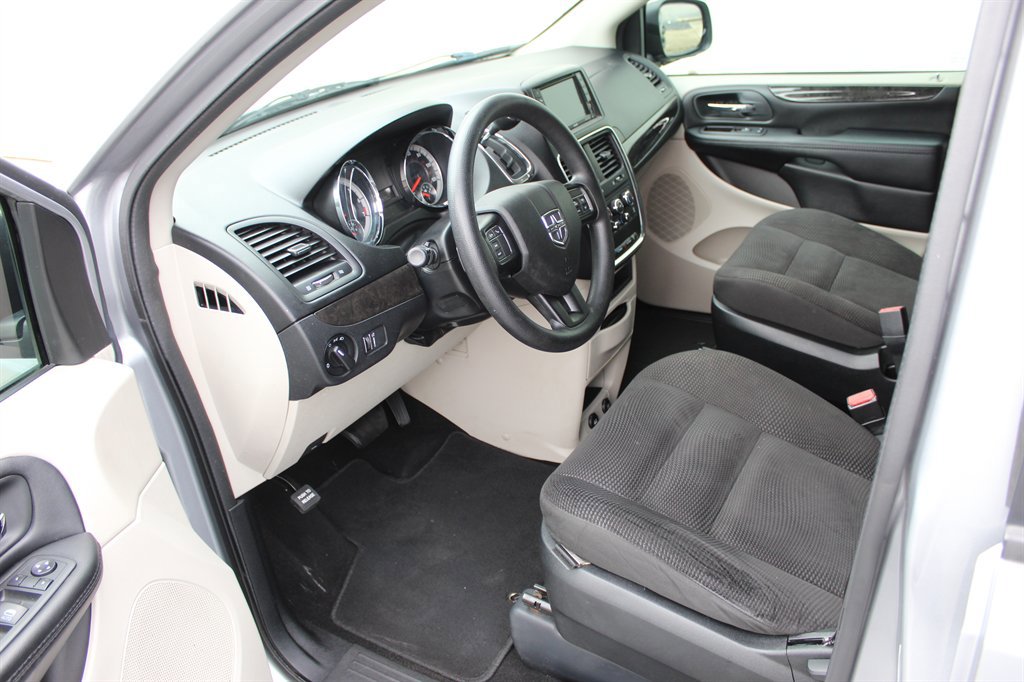 Used 2020 Dodge Grand Caravan SE w/ UConnect Hands-Free Group image 6