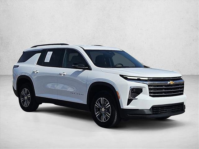 Used 2025 Chevrolet Traverse LT image 3