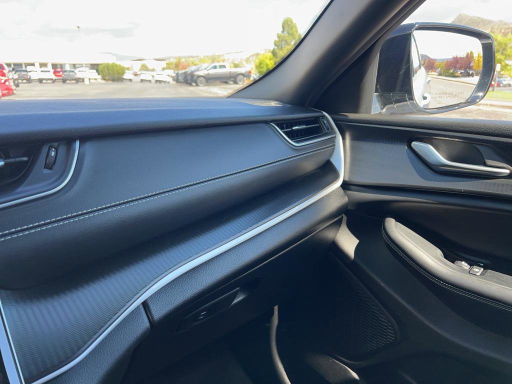 Used 2023 Jeep Grand Cherokee Altitude image 31