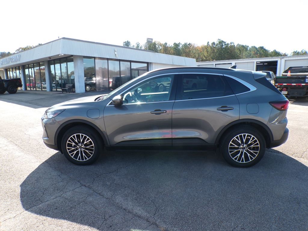 Used 2025 Ford Escape SE w/ Class II Trailer Tow Package image 4