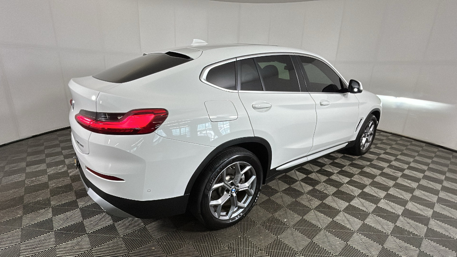 Used 2024 BMW X4 xDrive30i AWD/4WD image 3