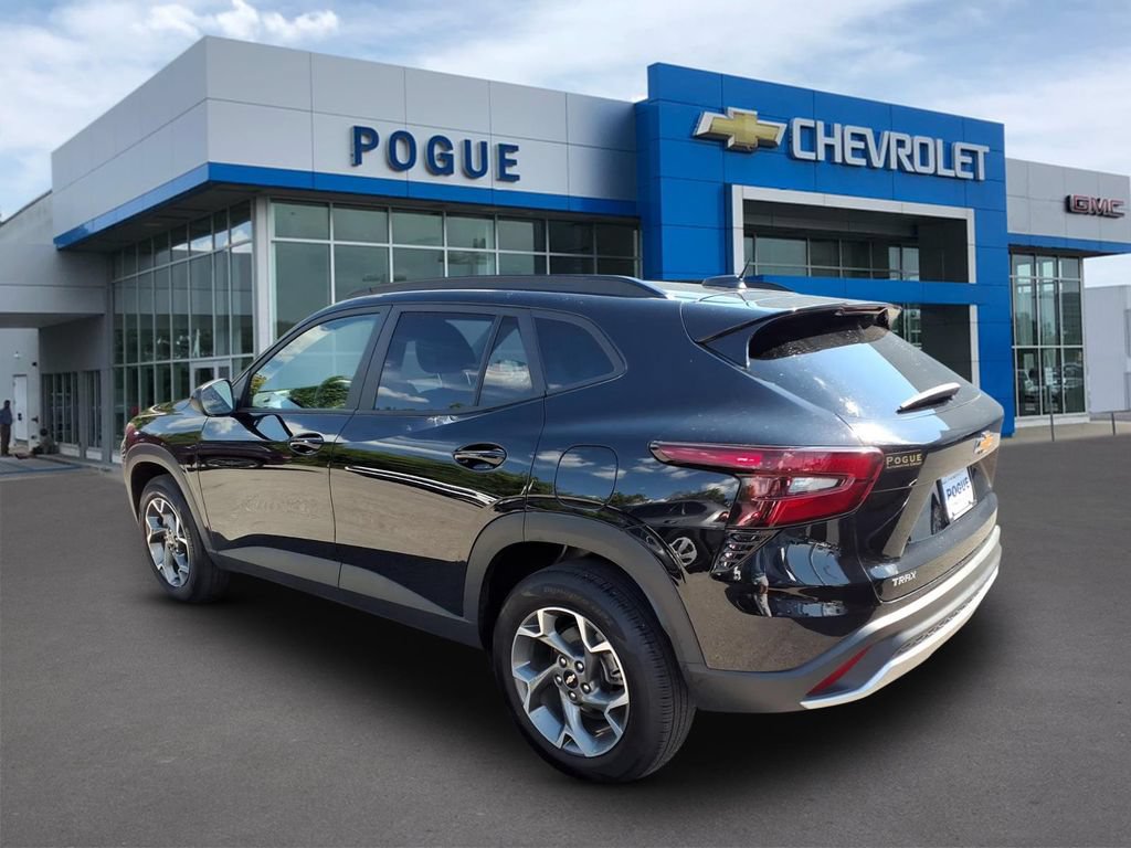 Used 2025 Chevrolet Trax LT w/ LT Convenience Package FWD image 3