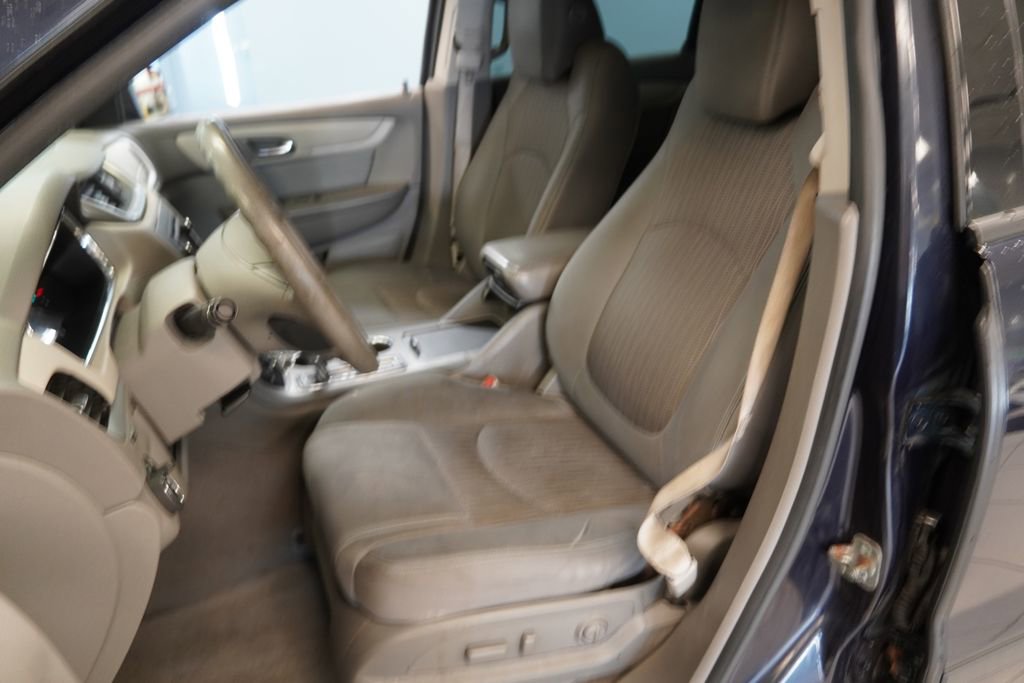 Used 2017 Chevrolet Traverse LS FWD image 3