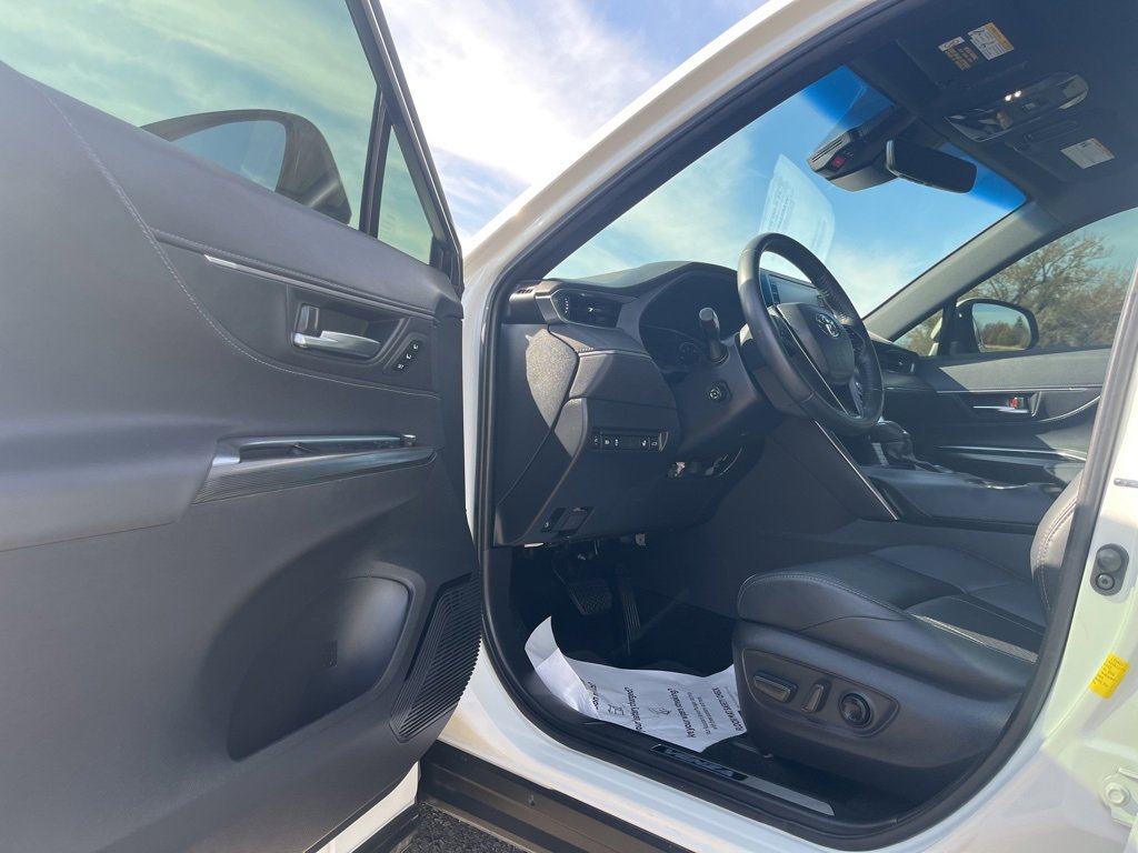 Used 2021 Toyota Venza XLE image 9