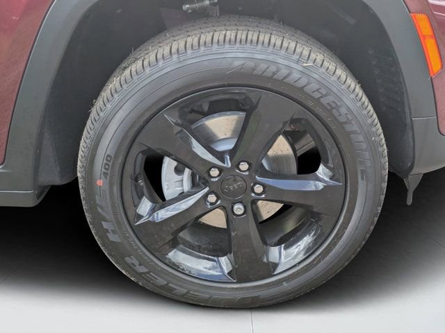 New 2025 Jeep Grand Cherokee Altitude image 9