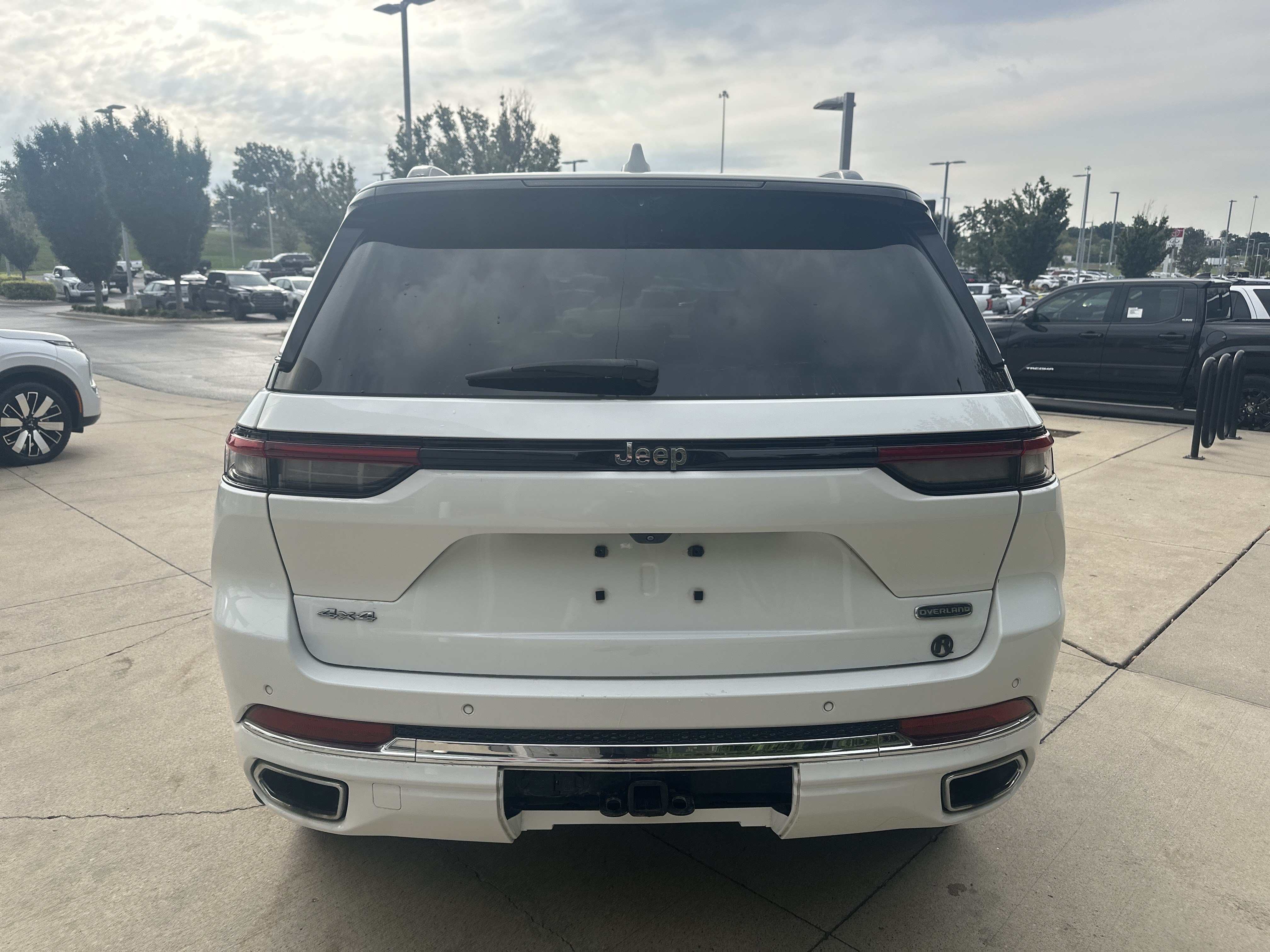 Used 2022 Jeep Grand Cherokee Overland w/ Luxury Tech Group IV AWD/4WD image 8