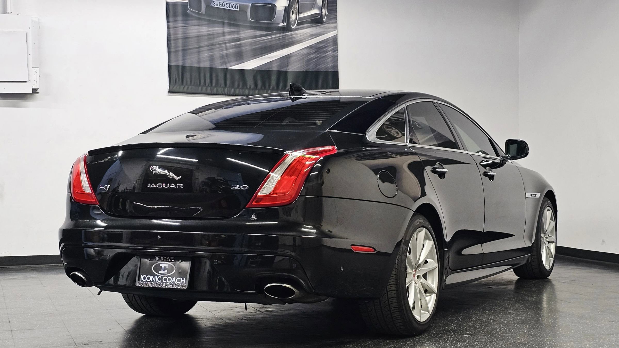 Used 2018 Jaguar XJ R-Sport RWD image 20